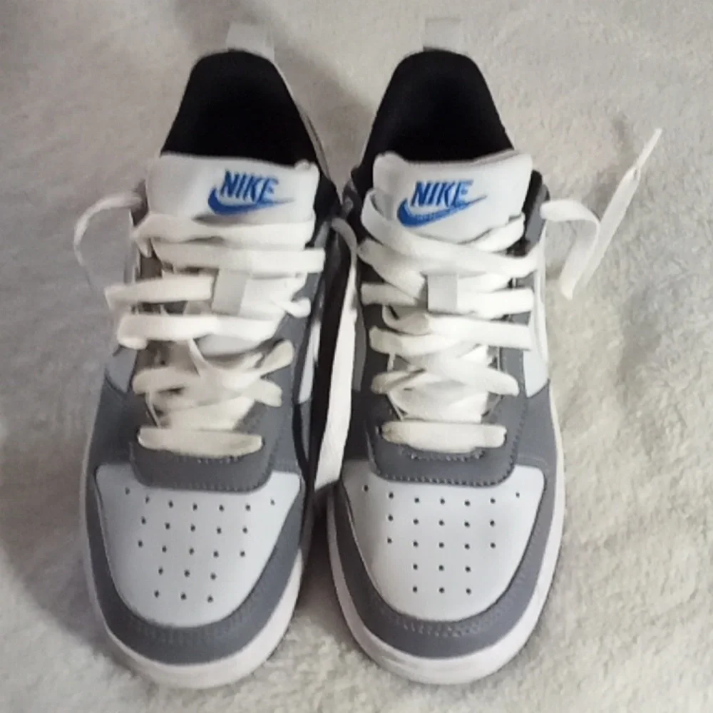 NIKE YOUTH SIZE 4 LIKE NEW